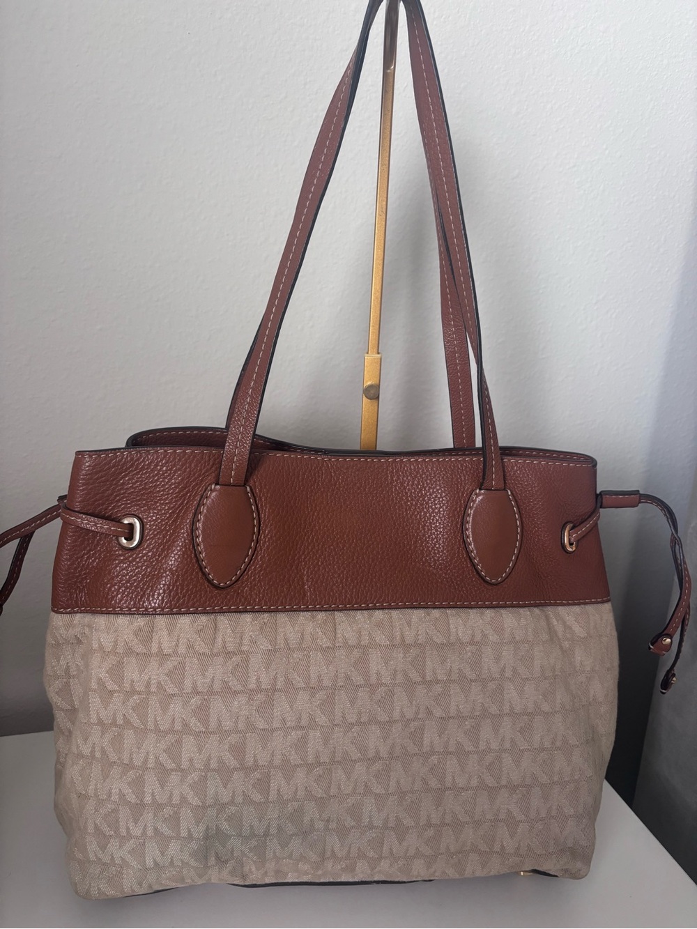 Michael Kors Signatire Marina Large Drawstring Brown & Cream Tote Bag - Picture 6 of 14